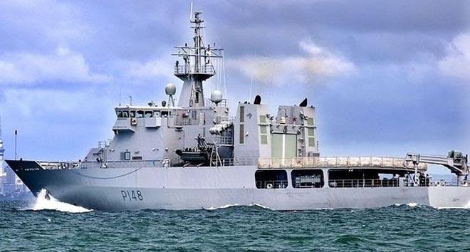 Otago - sent a swimmer into the water in heavy seas to reattach the line which the yacht crew had cut through fear of being swept under the ship ©  SW